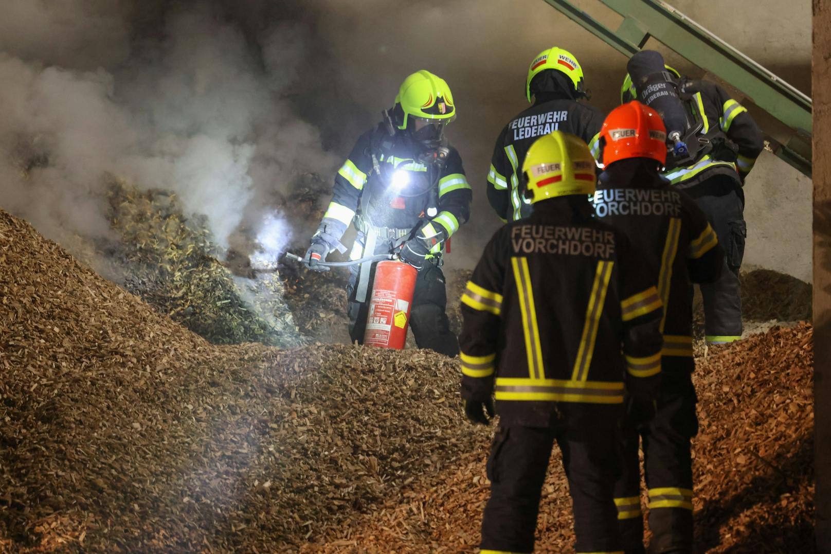 Drei Feuerwehren standen in der Nacht auf Sonntag bei einem Brand in einem Hackschnitzellager in Vorchdorf (Bezirk Gmunden) im Einsatz.