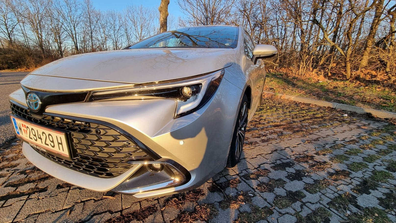 Neuer Kühlergrill, neues Scheinwerferlayout, neuestes Hybrid-System – ja, der neue Toyota Corolla wirkt nicht nur moderner denn je, er ist es auch. Das frisch geliftete Modell verfehlt sein Ziel nicht und weiß gleich auf Anhieb zu überzeugen.