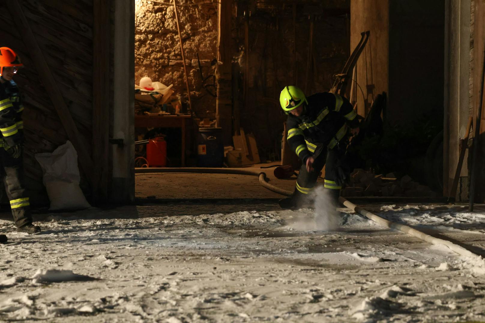 Drei Feuerwehren standen in der Nacht auf Sonntag bei einem Brand in einem Hackschnitzellager in Vorchdorf (Bezirk Gmunden) im Einsatz.