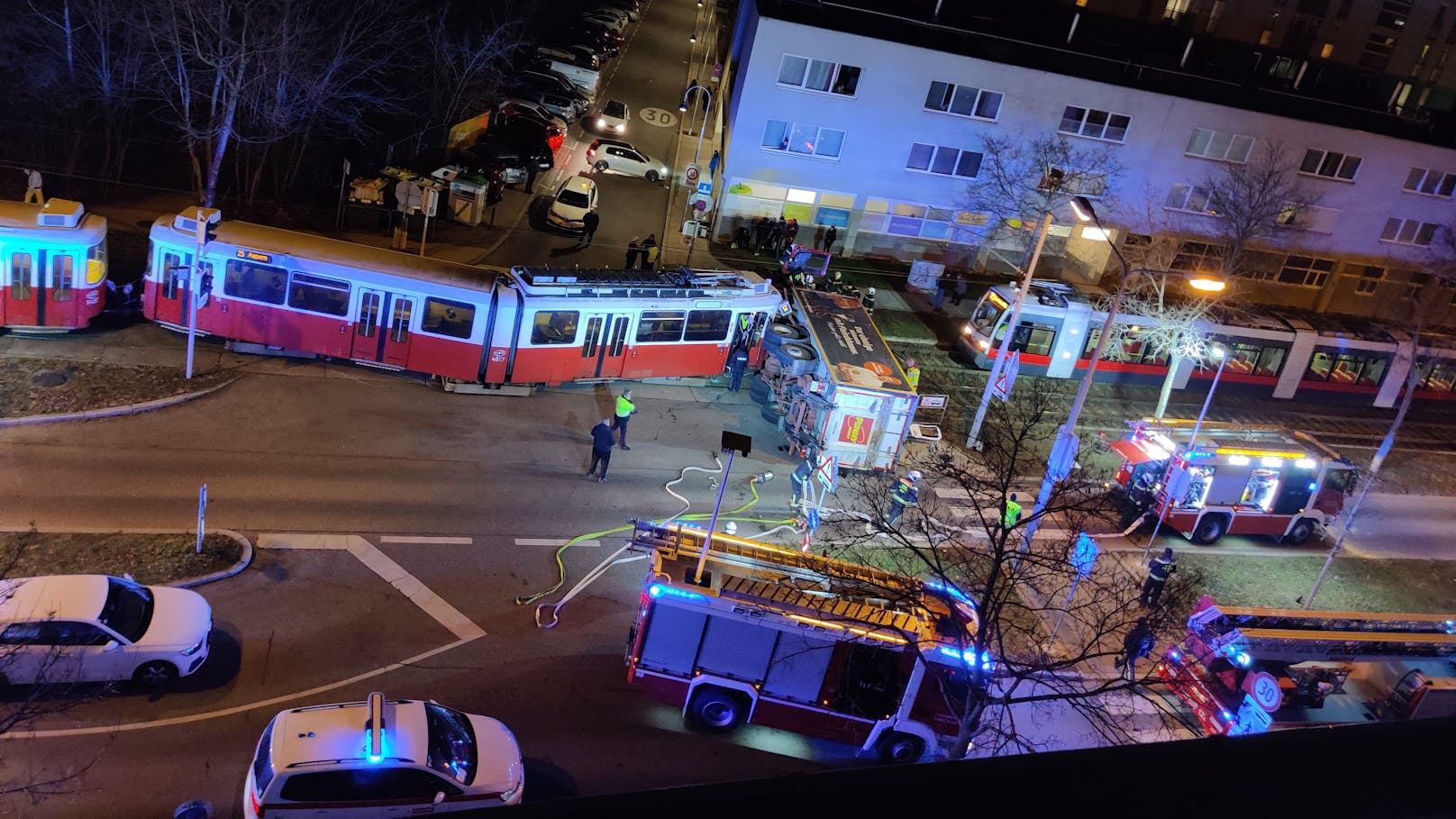 Ein Laster und eine Straßenbahn stießen an einer Kreuzung zusammen.