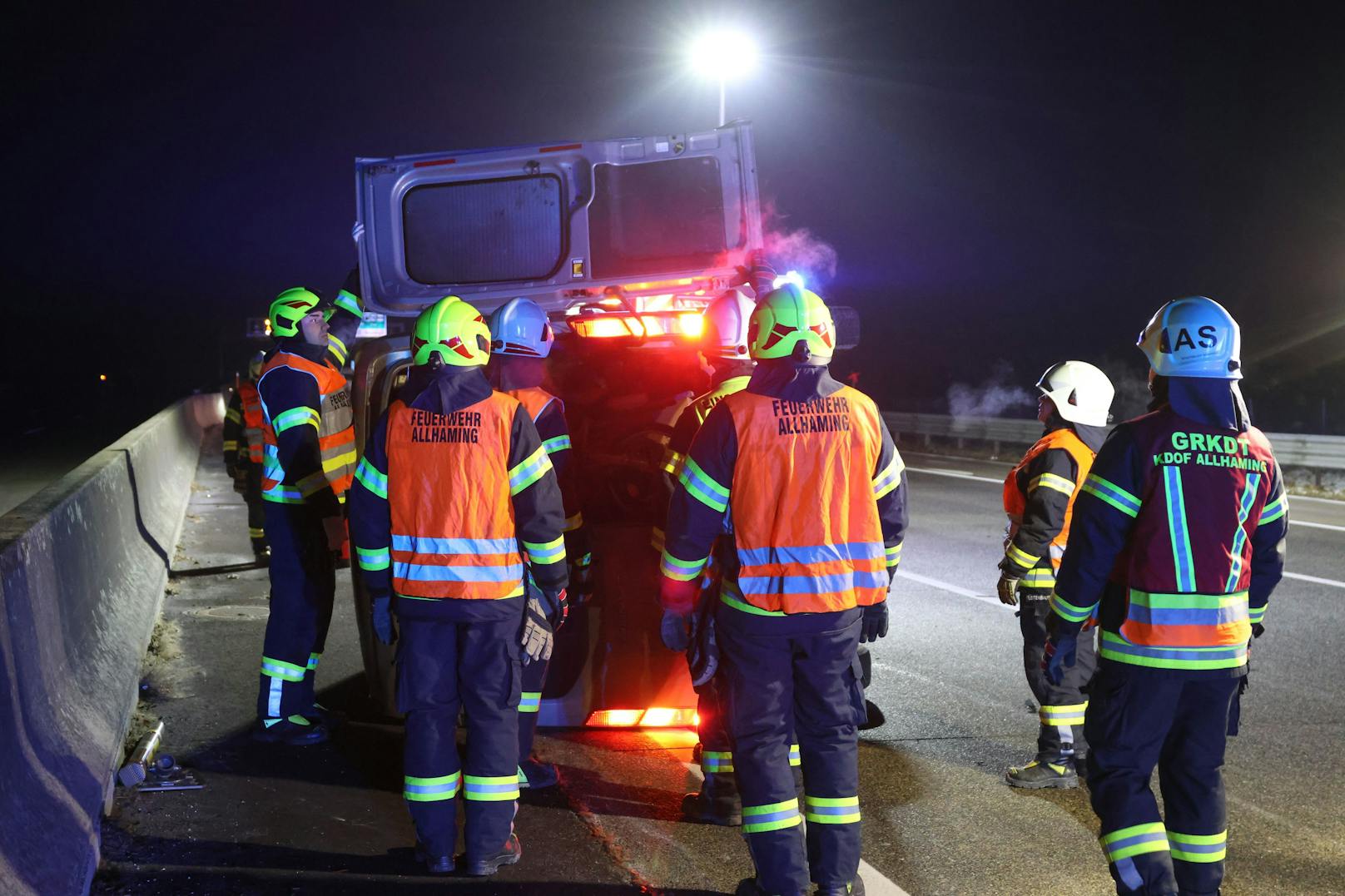 Die Einsatzkräfte zweier Feuerwehren, Rettung, Autobahnpolizei und Traffic Manager der ASFINAG wurden in der Nacht auf Montag zu einem Unfall auf die A1 Westautobahn bei Pucking (Bezirk Linz-Land) alarmiert.