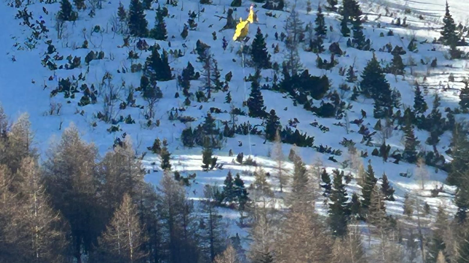 Ein Skitourengeher musste per Heli ins Spital geflogen werden.