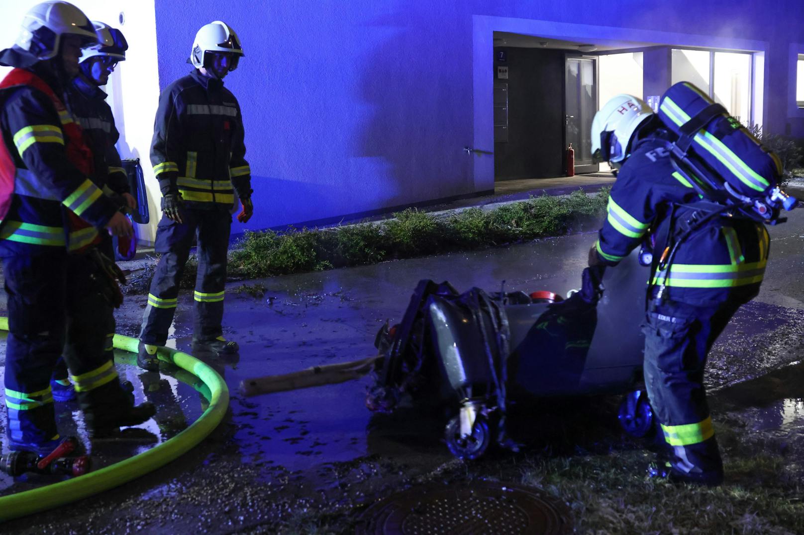 Drei Feuerwehren wurden am späten Sonntagabend zu einem Mehrparteienwohnhaus nach Leonding (Bezirk Linz-Land) alarmiert. "Brand Gebäude" war der Einsatzgrund. Gebrannt hatte es im Müllraum.