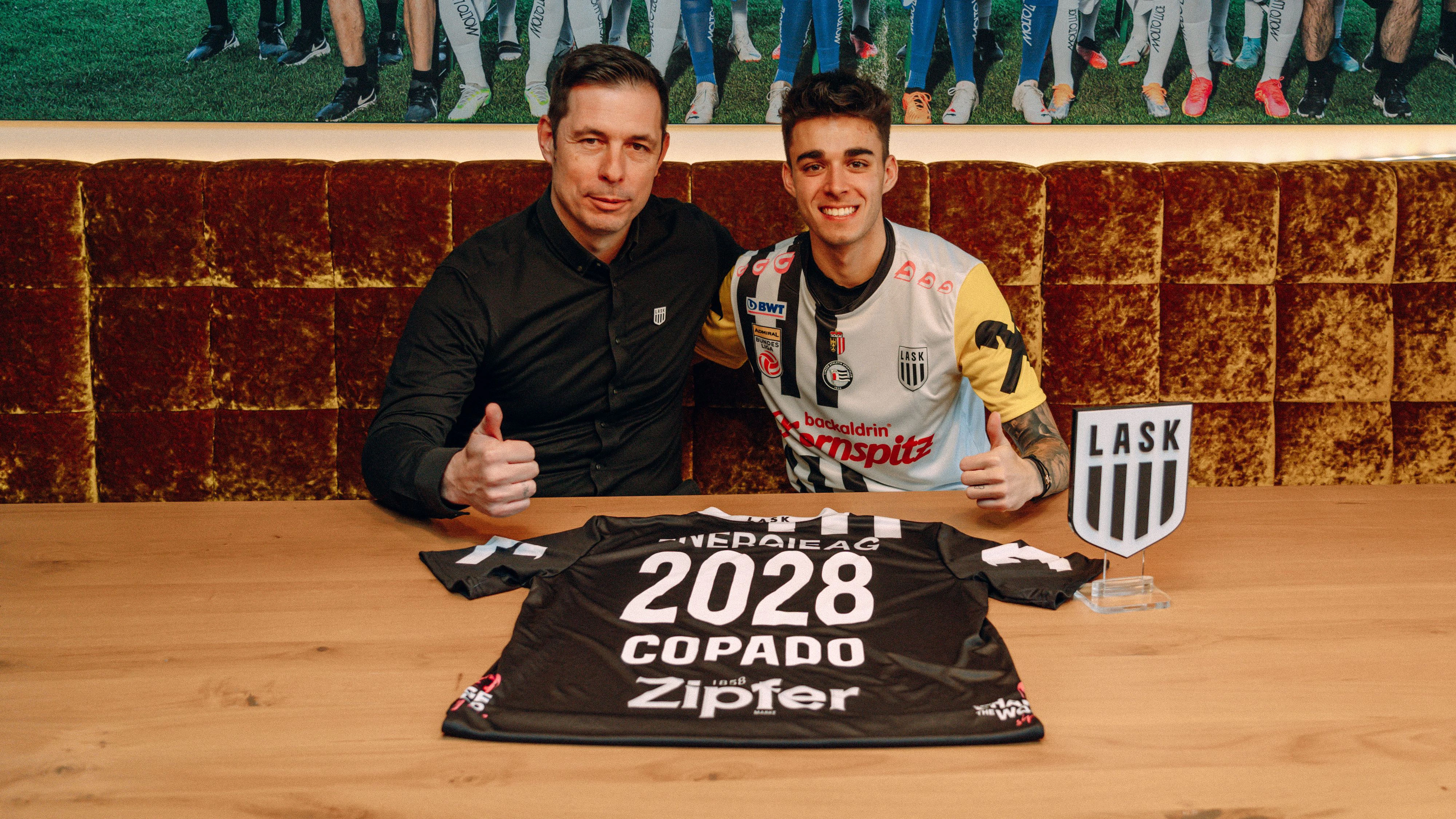 Lucas Copado (r.) mit LASK-Geschäftsführer Radovan Vujanovic.