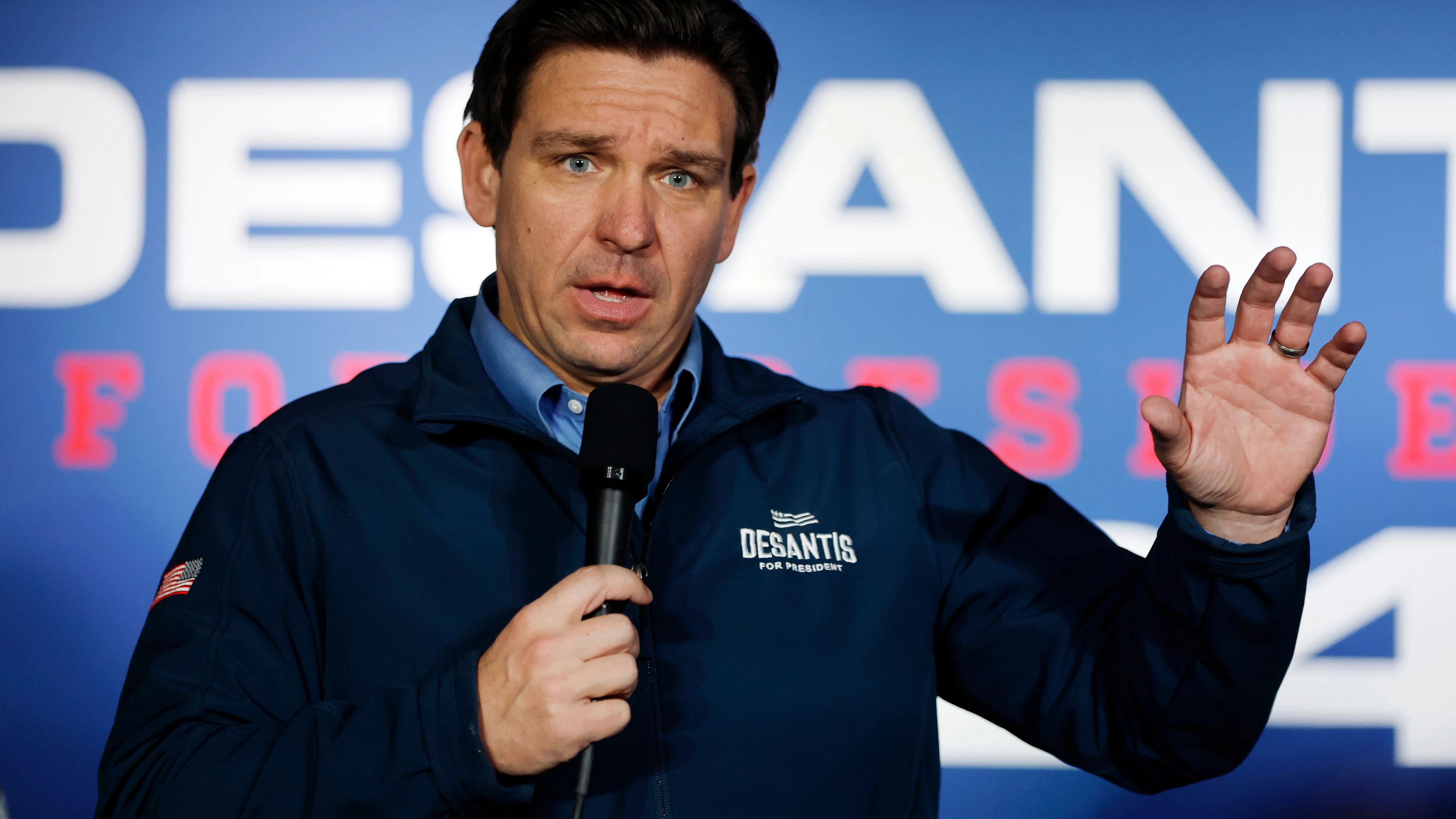 Download von www.picturedesk.com am 22.01.2024 (08:54).  Republican presidential candidate Florida Gov. Ron DeSantis speaks during a campaign event at Wally's bar, Wednesday, Jan. 17, 2024, in Hampton, N.H. (AP Photo/Michael Dwyer) - 20240117_PD12447 - Rechteinfo: Rights Managed (RM)