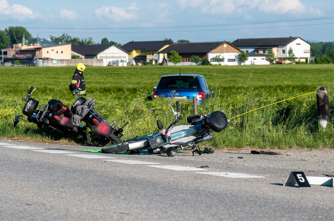 Im Juni 2021 krachte ein Autofahrer (66) in eine Gruppe von Moped-Fahrern. Zwei Männer starben. Ein Überlebender fordert Schadenersatz.