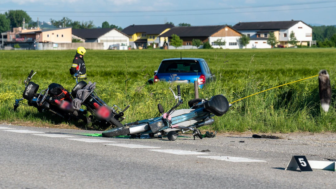 Im Juni 2021 krachte ein Autofahrer (66) in eine Gruppe von Moped-Fahrern. Zwei Männer starben. Ein Überlebender fordert Schadenersatz.