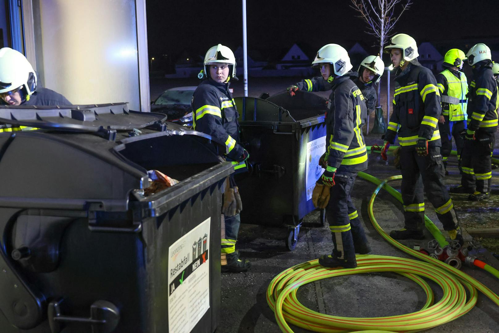 Drei Feuerwehren wurden am späten Sonntagabend zu einem Mehrparteienwohnhaus nach Leonding (Bezirk Linz-Land) alarmiert. "Brand Gebäude" war der Einsatzgrund. Gebrannt hatte es im Müllraum.