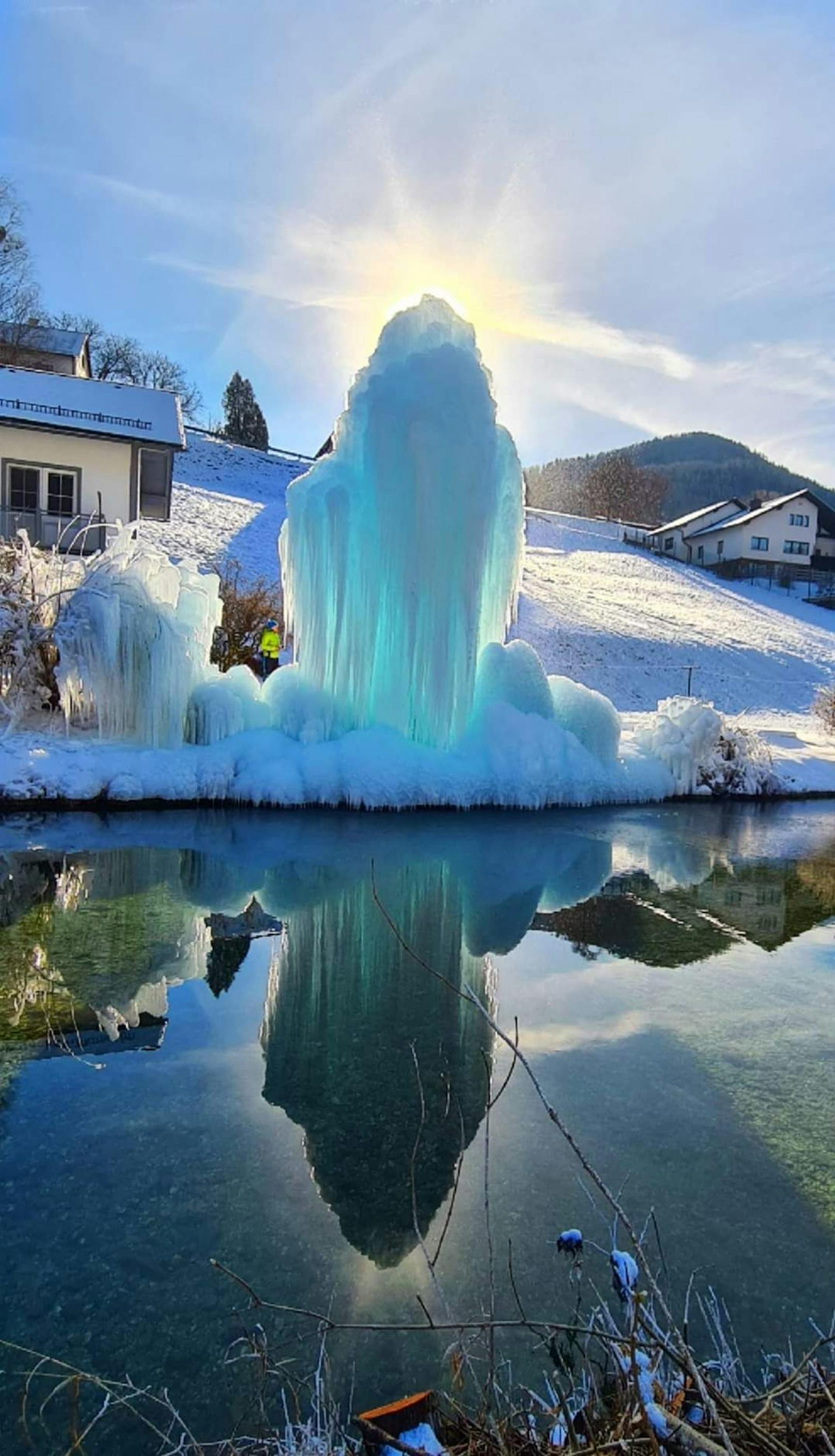 Durch die Sonnenstrahlen funkelt der Eisriese.