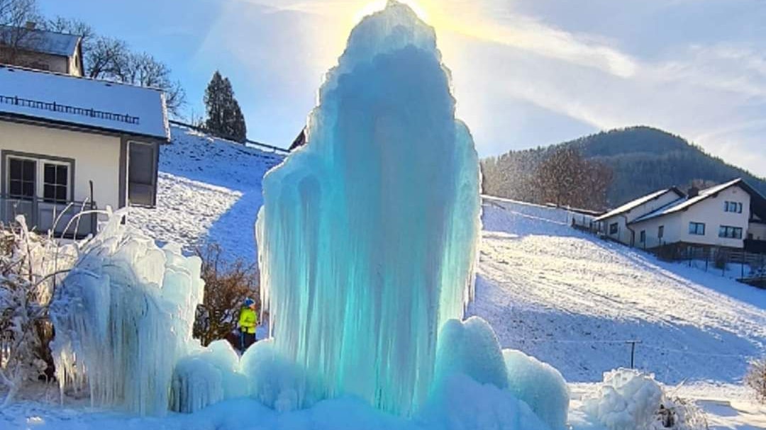 Durch die Sonnenstrahlen funkelt der Eisriese.