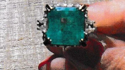 Der gestohlene Smaragdring ist mit Diamanten besetzt. 