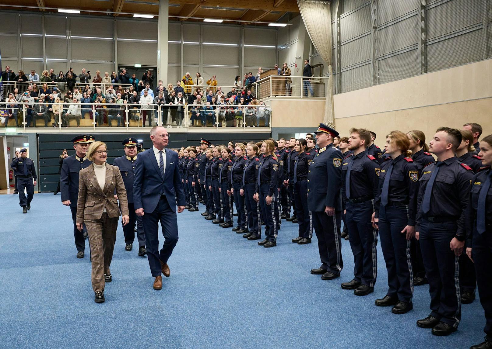 Beim Abschreiten der Ehrenformation durch Landeshauptfrau Johanna Mikl-Leitner, Bundesminister Gerhard Karner (vorne) sowie Landespolizeidirektor Franz Popp und Bundespolizeidirektor Michael Takacs.