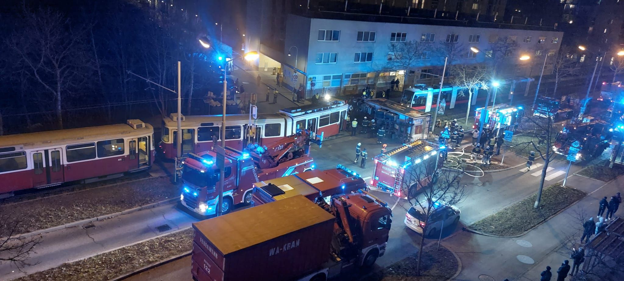 Fahrer eingeklemmt! Lkw und Bim kollidieren in Wien