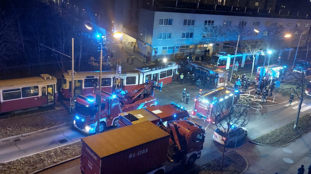 Heute.at - Fahrer eingeklemmt! Lkw und Bim kollidieren in Wien