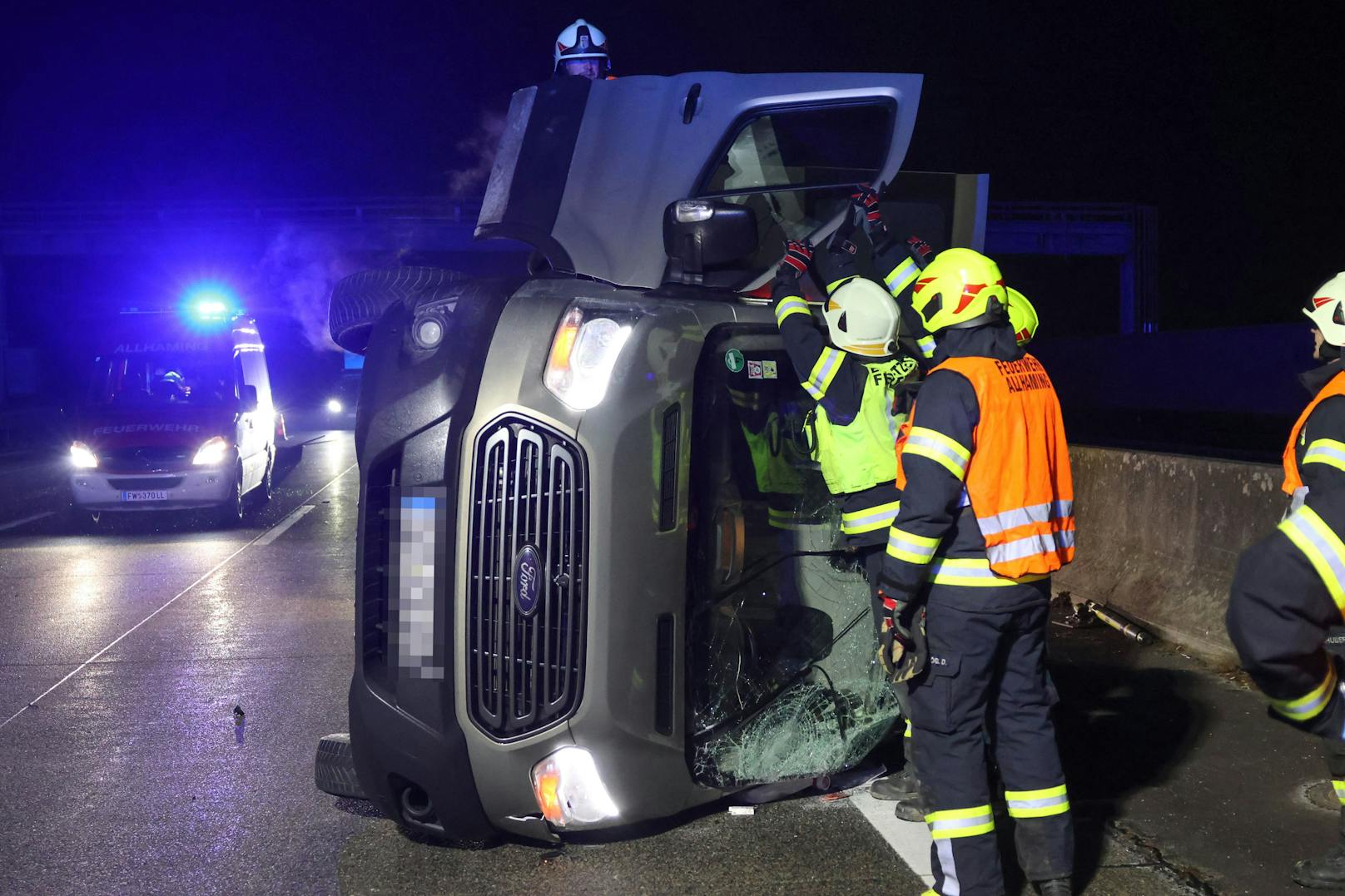 Die Einsatzkräfte zweier Feuerwehren, Rettung, Autobahnpolizei und Traffic Manager der ASFINAG wurden in der Nacht auf Montag zu einem Unfall auf die A1 Westautobahn bei Pucking (Bezirk Linz-Land) alarmiert.