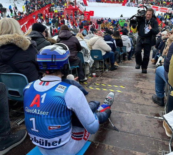 Kristoffersen mit Sohn Emil als Zuseher am Ganslernhang.&nbsp;
