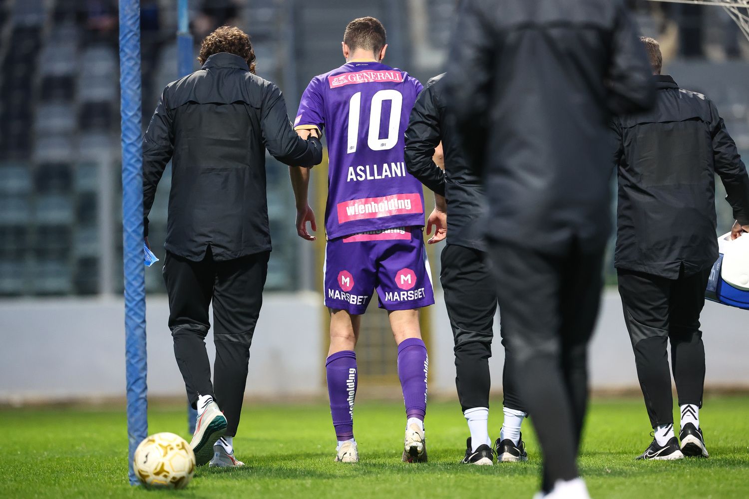 Fisnik Asllani fällt wochenlang aus.