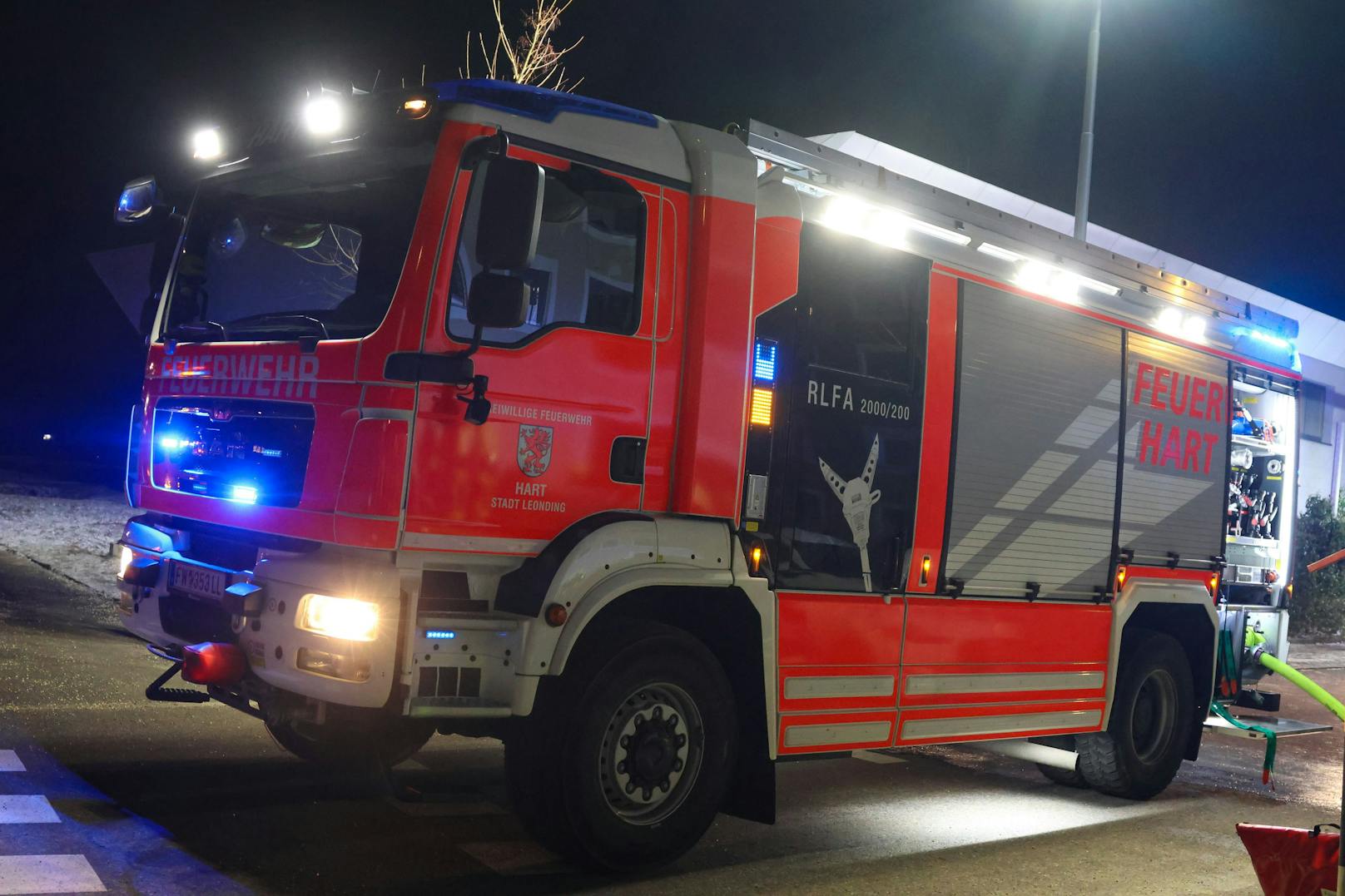 Drei Feuerwehren wurden am späten Sonntagabend zu einem Mehrparteienwohnhaus nach Leonding (Bezirk Linz-Land) alarmiert. "Brand Gebäude" war der Einsatzgrund. Gebrannt hatte es im Müllraum.