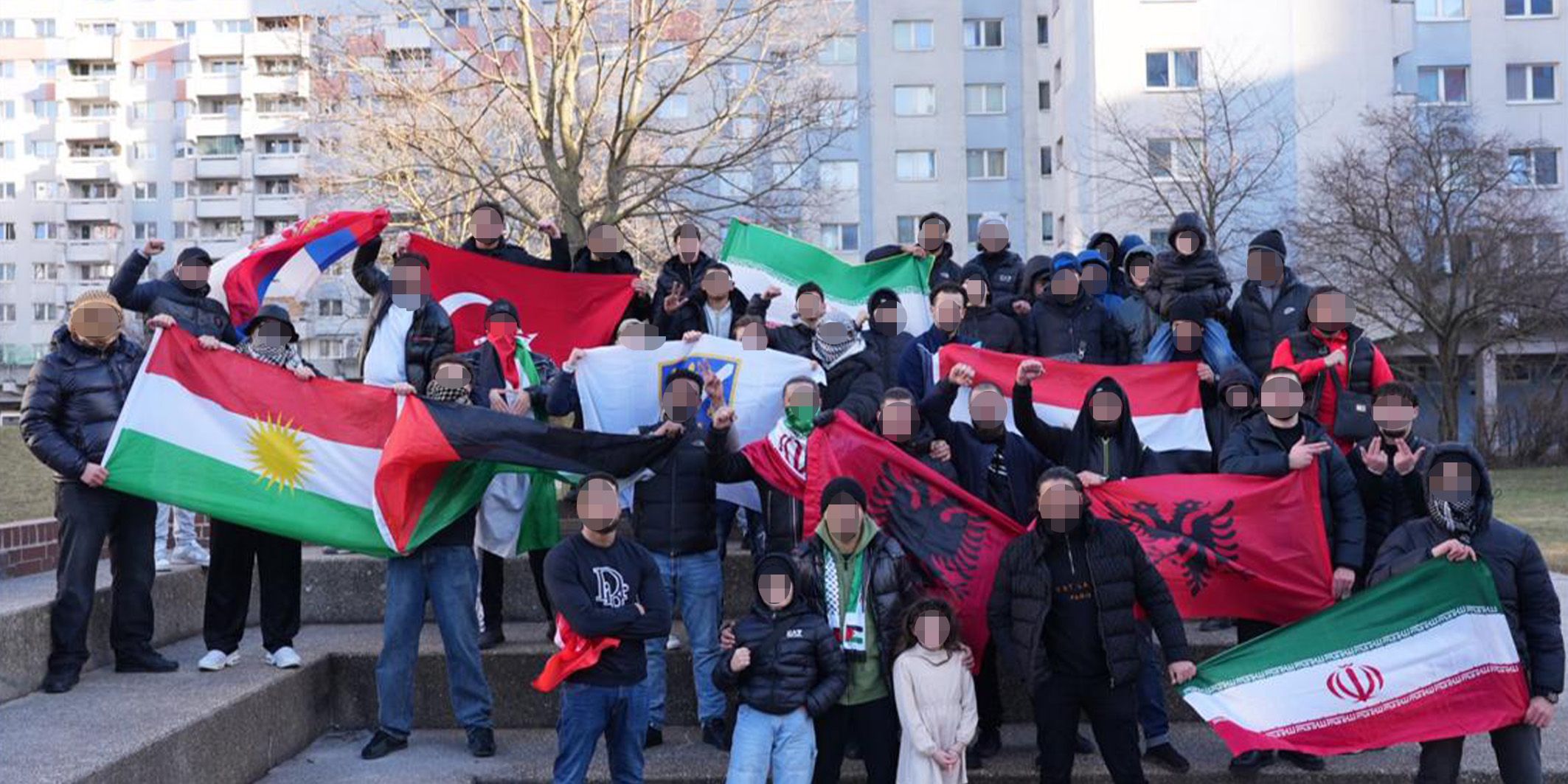 Ein Videodreh lief am Sonntag mehr als schief. Die Jugendlichen waren unter anderem mit den Flaggen des Iran, Albaniens und der Türkei sowie palästinensischen und kurdischen Fahnen gekommen.