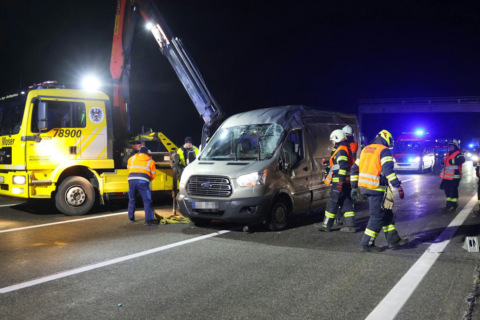 Die Einsatzkräfte zweier Feuerwehren, Rettung, Autobahnpolizei und Traffic Manager der ASFINAG wurden in der Nacht auf Montag zu einem Unfall auf die A1 Westautobahn bei Pucking (Bezirk Linz-Land) alarmiert.