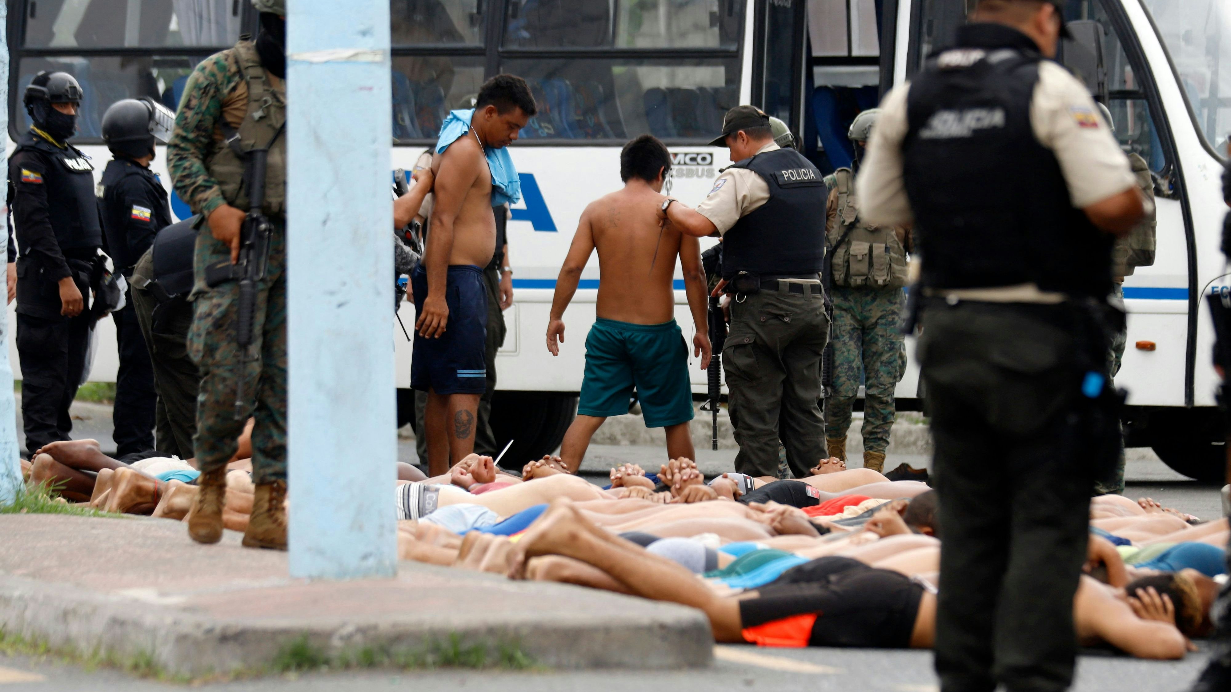 In Ecuador sind 68 Männer festgenommen worden, die gewaltsam ein Spital einnehmen wollten.