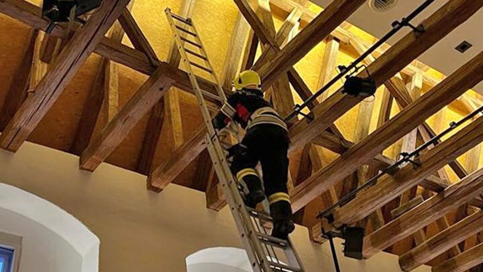 20 Feuerwehrler rücken wegen Brand aus – entdecken das