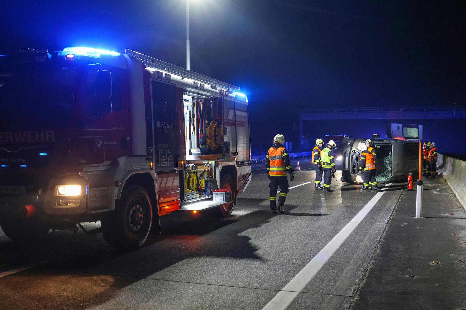 Die Einsatzkräfte zweier Feuerwehren, Rettung, Autobahnpolizei und Traffic Manager der ASFINAG wurden in der Nacht auf Montag zu einem Unfall auf die A1 Westautobahn bei Pucking (Bezirk Linz-Land) alarmiert.