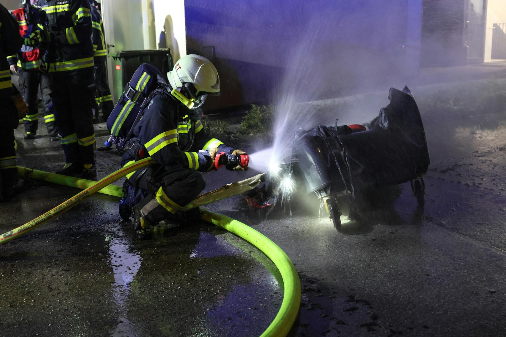 Drei Feuerwehren wurden am späten Sonntagabend zu einem Mehrparteienwohnhaus nach Leonding (Bezirk Linz-Land) alarmiert. "Brand Gebäude" war der Einsatzgrund. Gebrannt hatte es im Müllraum.