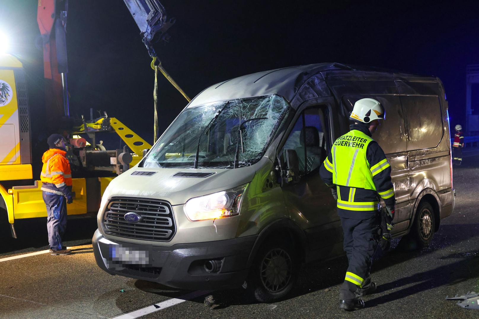 Die Einsatzkräfte zweier Feuerwehren, Rettung, Autobahnpolizei und Traffic Manager der ASFINAG wurden in der Nacht auf Montag zu einem Unfall auf die A1 Westautobahn bei Pucking (Bezirk Linz-Land) alarmiert.