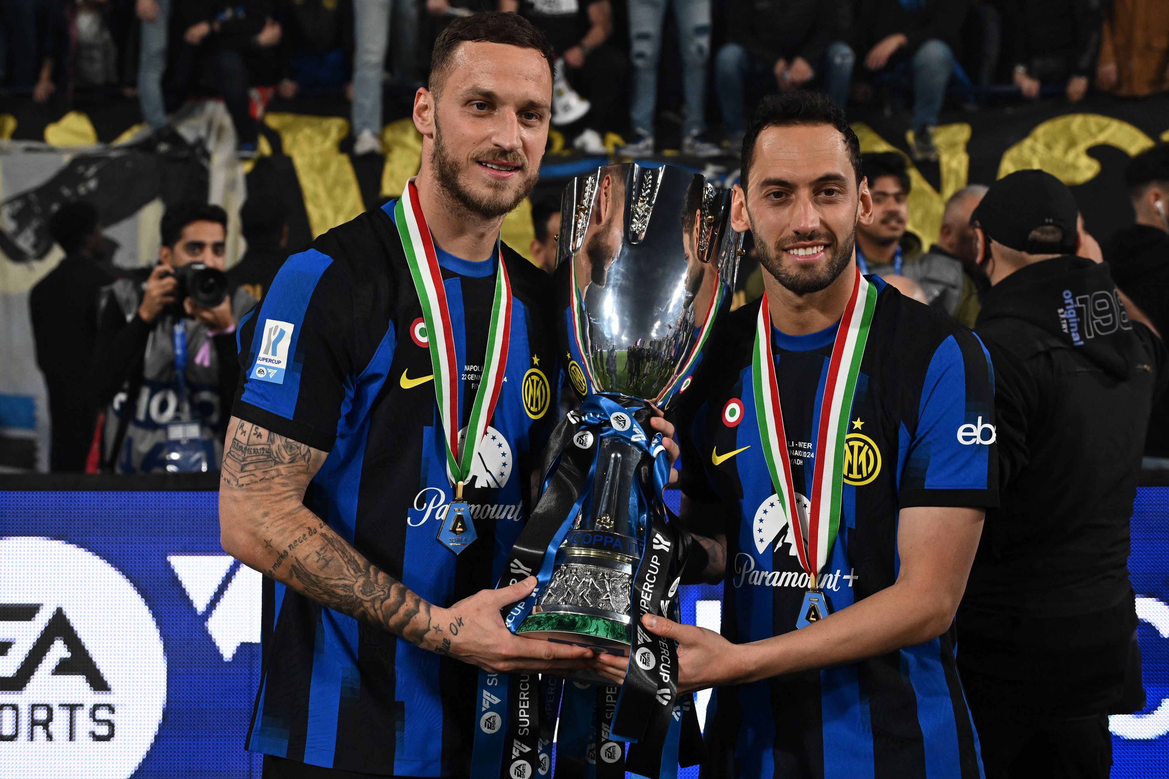 Marko Arnautovic und Hakan Calhanoglu stemmen den Pokal.