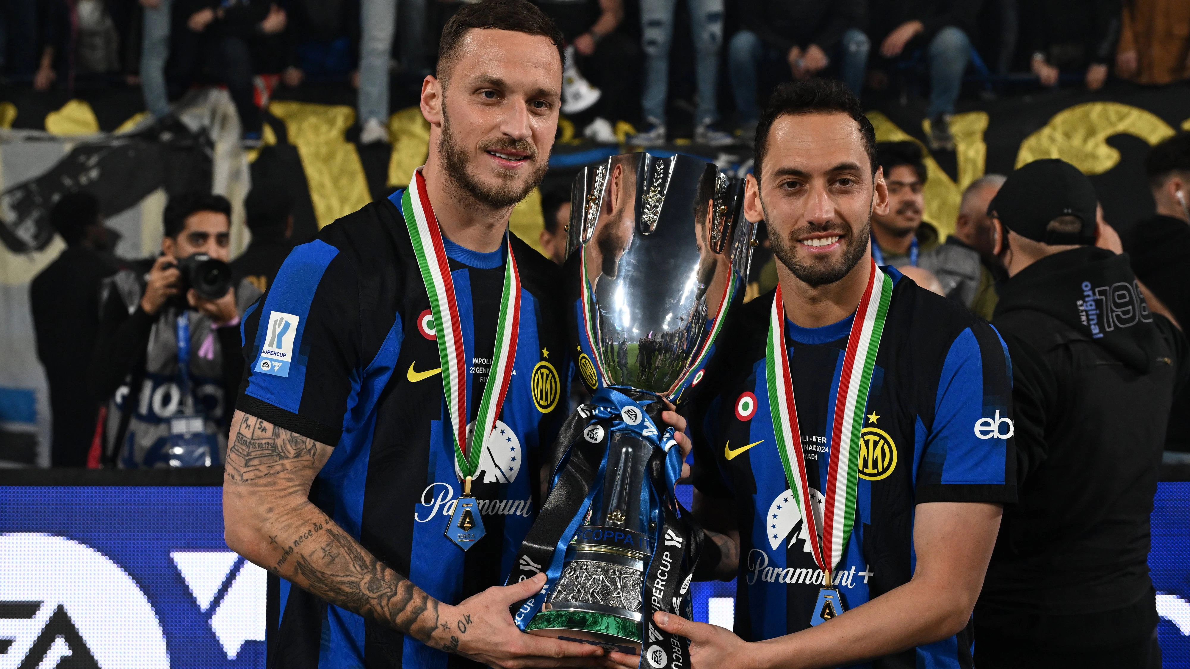 Marko Arnautovic und Hakan Calhanoglu stemmen den Pokal.