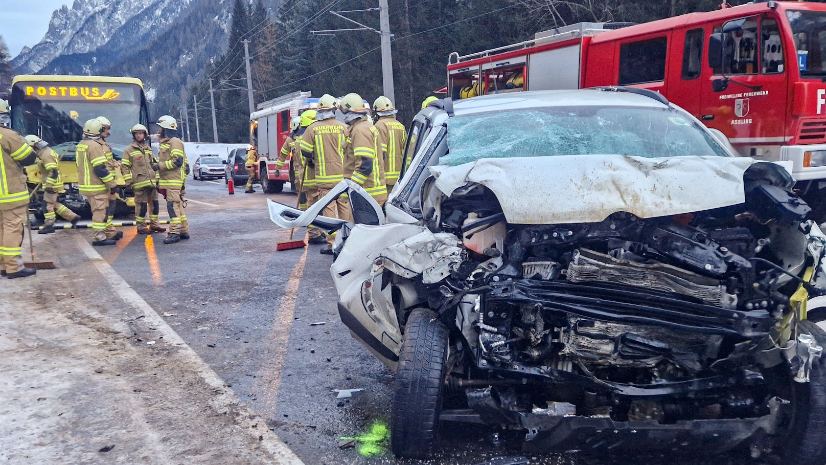 Bei einem Unfall mit einem Linienbus im Osttiroler Assling sind am Montag, 22. Jänner 2024, ein sieben- und ein zehnjähriges Kind und ihre Mutter (47) gestorben.