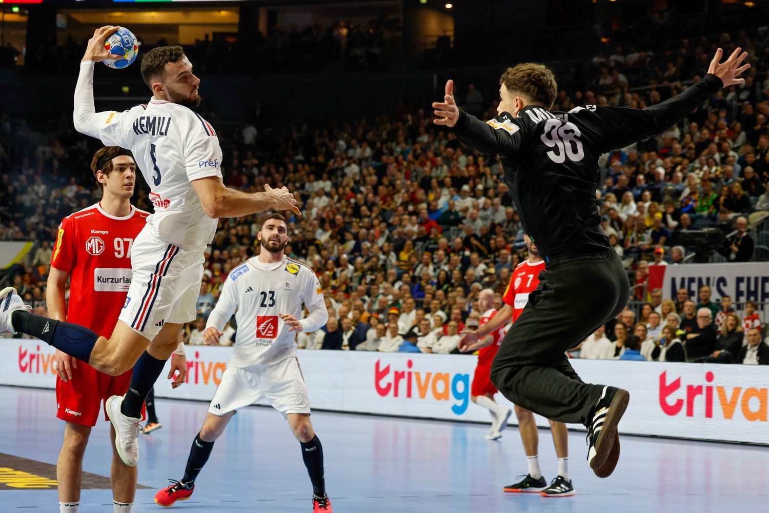 Österreichs Handball-Hexer Möstl gegen Frankreich.