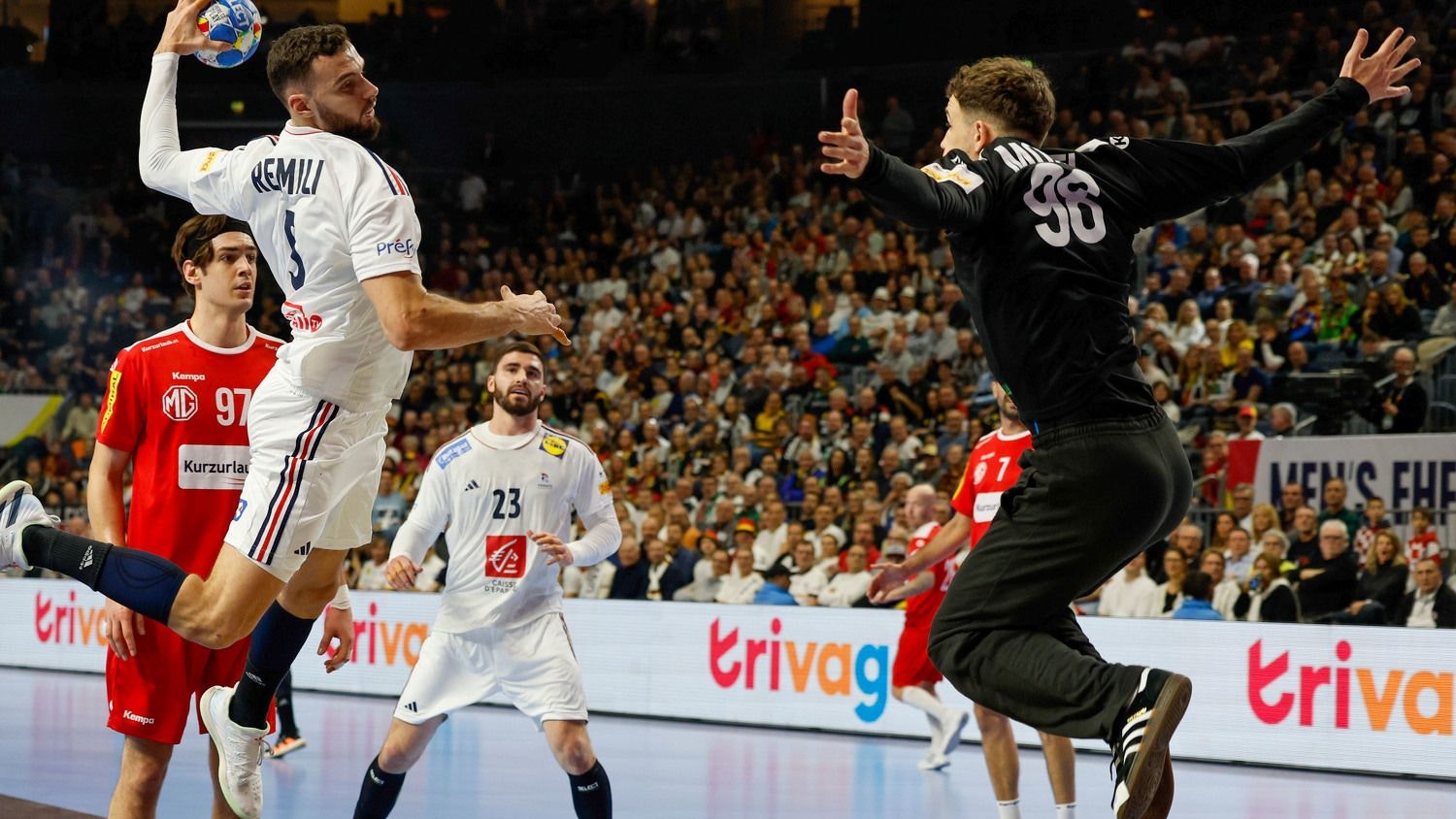 Österreichs Handball-Hexer Möstl gegen Frankreich.