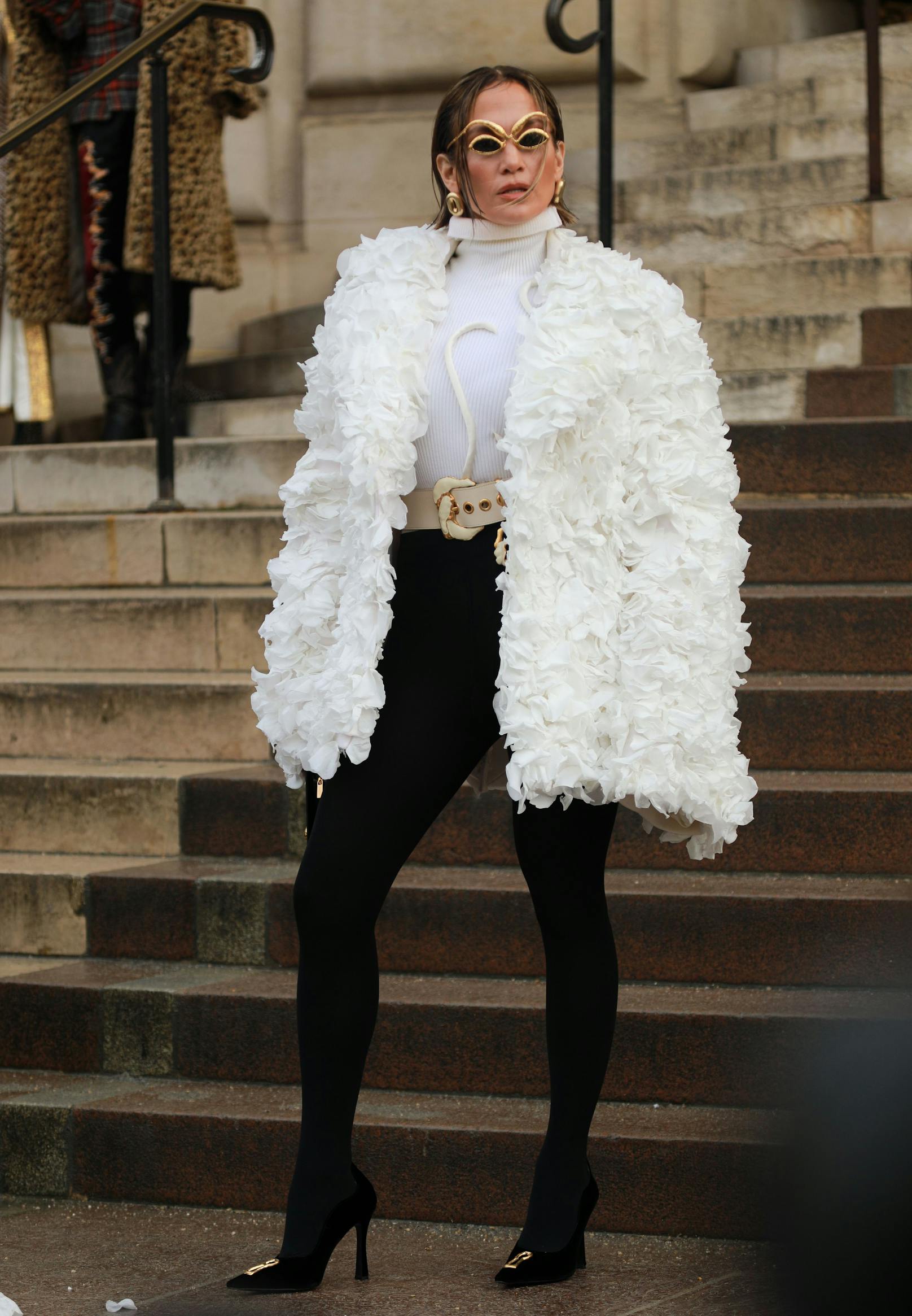 Apropos Jennifer Lopez. Die 54-Jährige nutzte die Eröffnungsshow der Pariser Haute Couture Woche gleich für eine eigene Premiere: Sie erschien statt mit gewohnt langer Mähne, mit einem Wet-Look-Bob.
