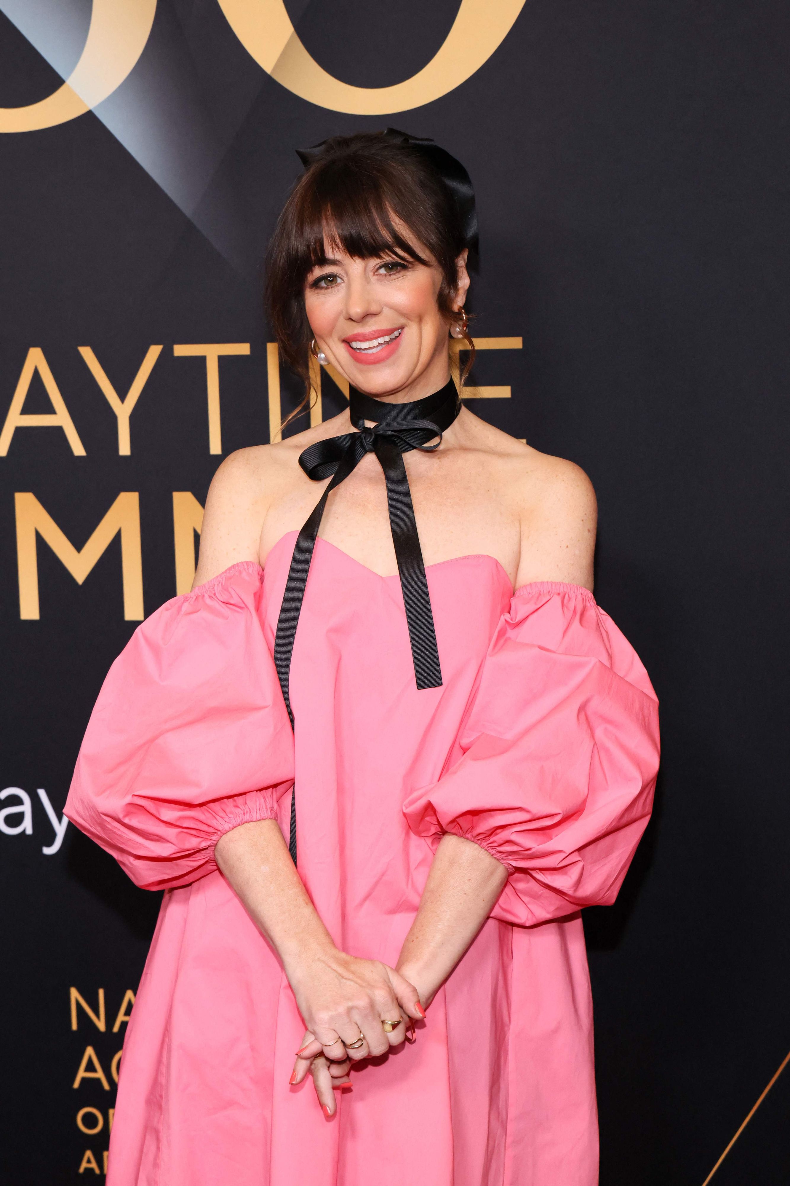 Natasha Leggero zeigt sich freizügig auf der Bühne.