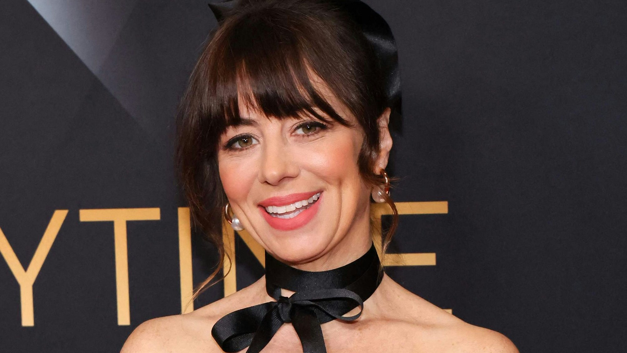 Natasha Leggero zeigt sich freizügig auf der Bühne.
