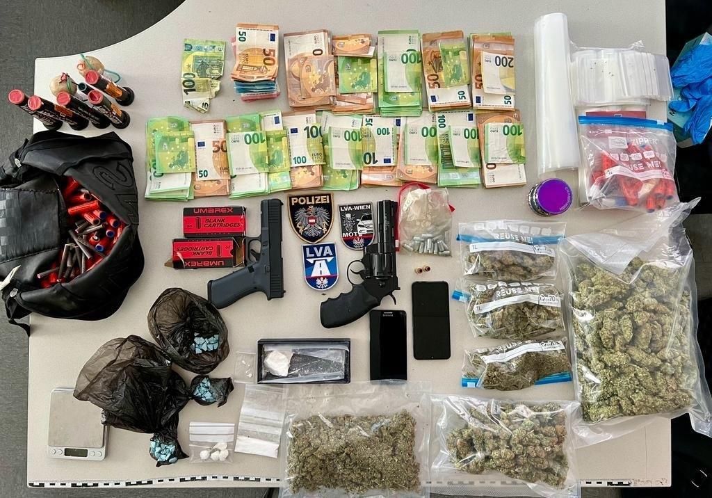 Die Polizisten beschlagnahmten die illegalen Utensilien.