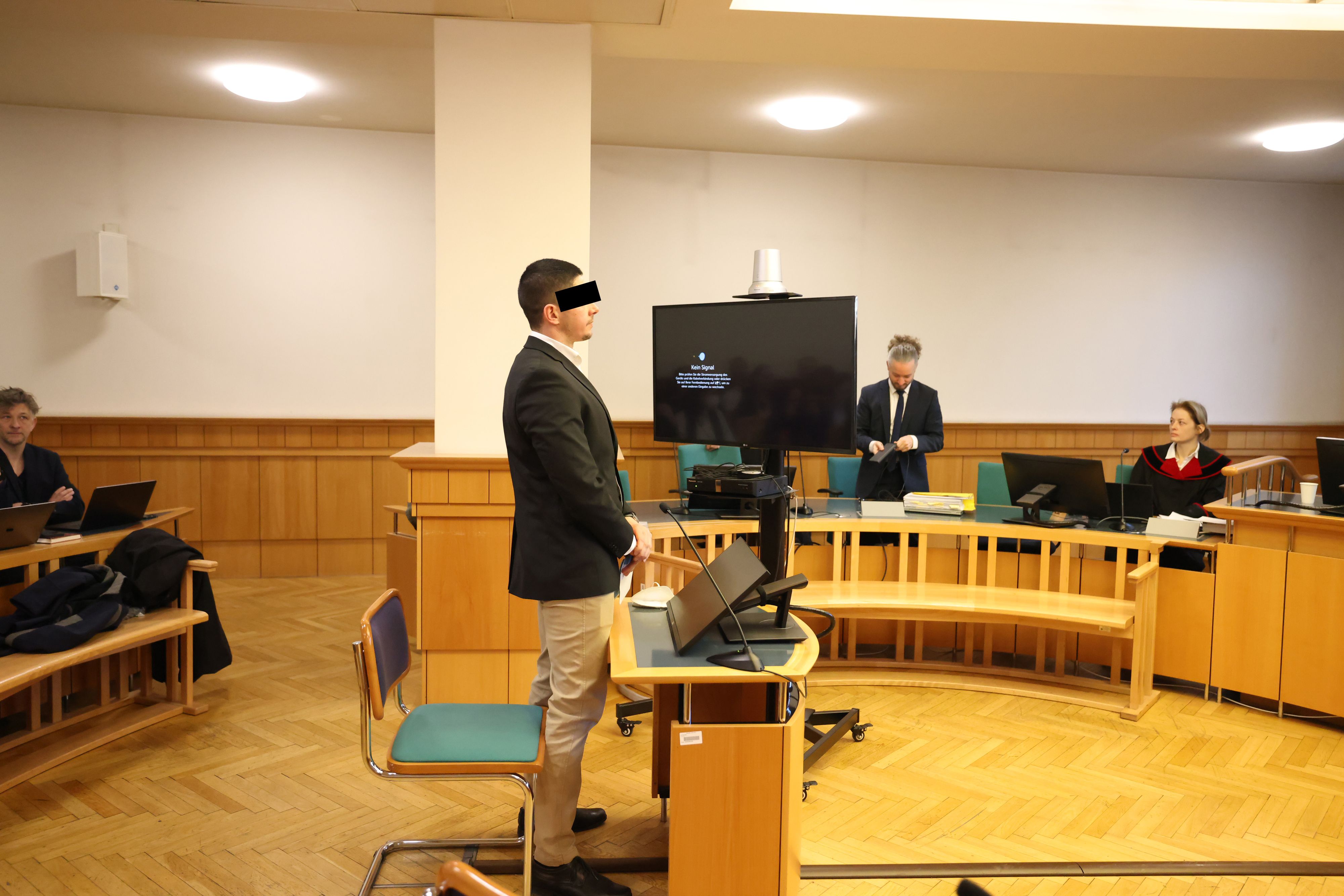 Der Beamte als Angeklagter im Gerichtssaal am Wiener Landesgericht.