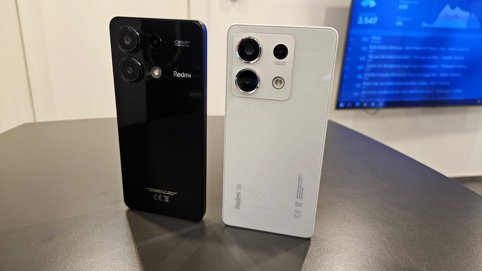 So unterscheidet sich etwa auch hier das Design. Das Redmi Note 13 4G besitzt ein Kunststoffgehäuse, aus dessen Hinterseite die drei Kamera-Module und der Blitz ...