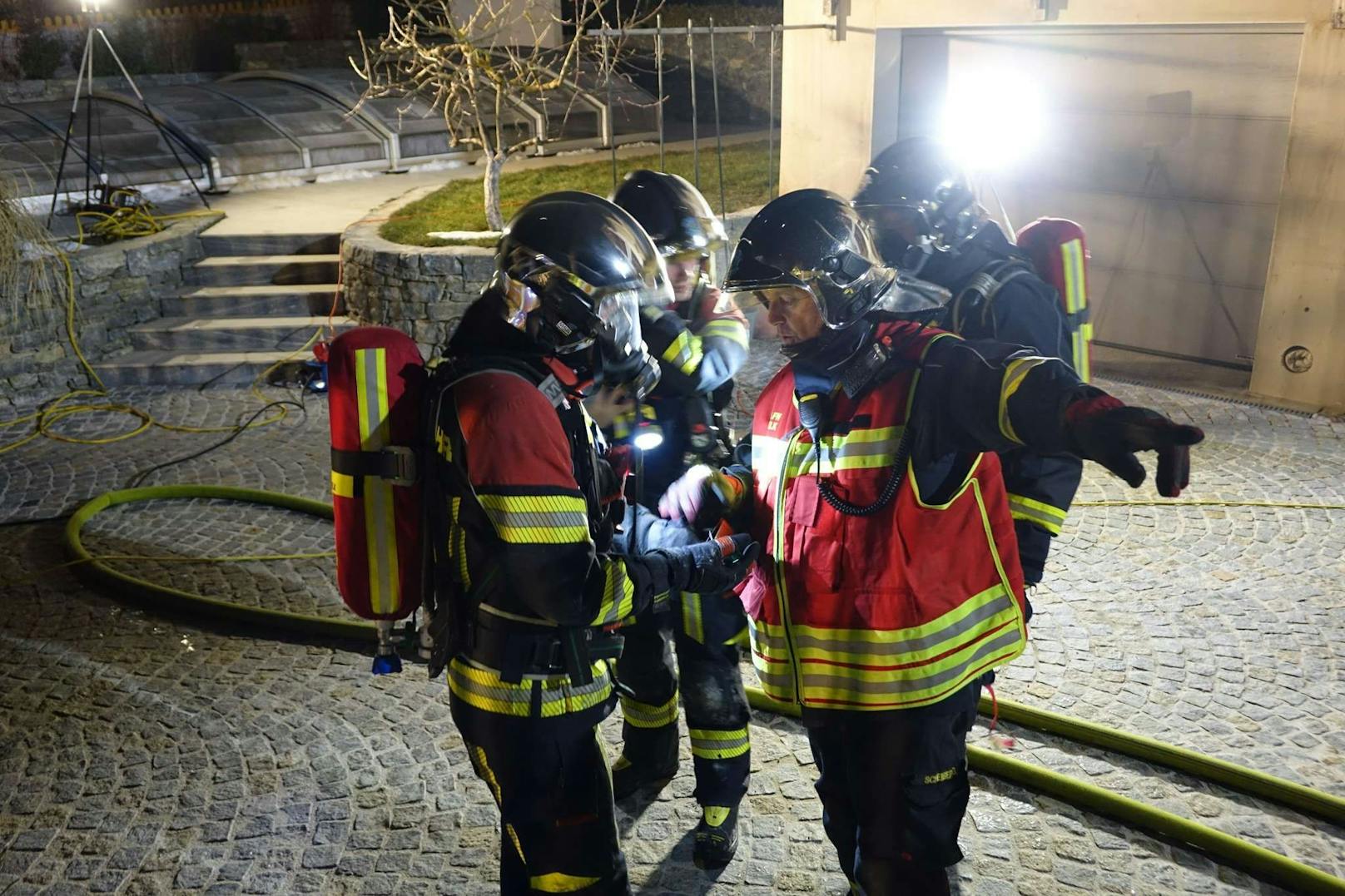 Feuerwehrkräfte mit Atemschutz