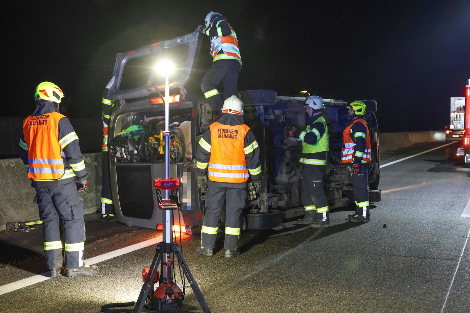 Die Einsatzkräfte zweier Feuerwehren, Rettung, Autobahnpolizei und Traffic Manager der ASFINAG wurden in der Nacht auf Montag zu einem Unfall auf die A1 Westautobahn bei Pucking (Bezirk Linz-Land) alarmiert.