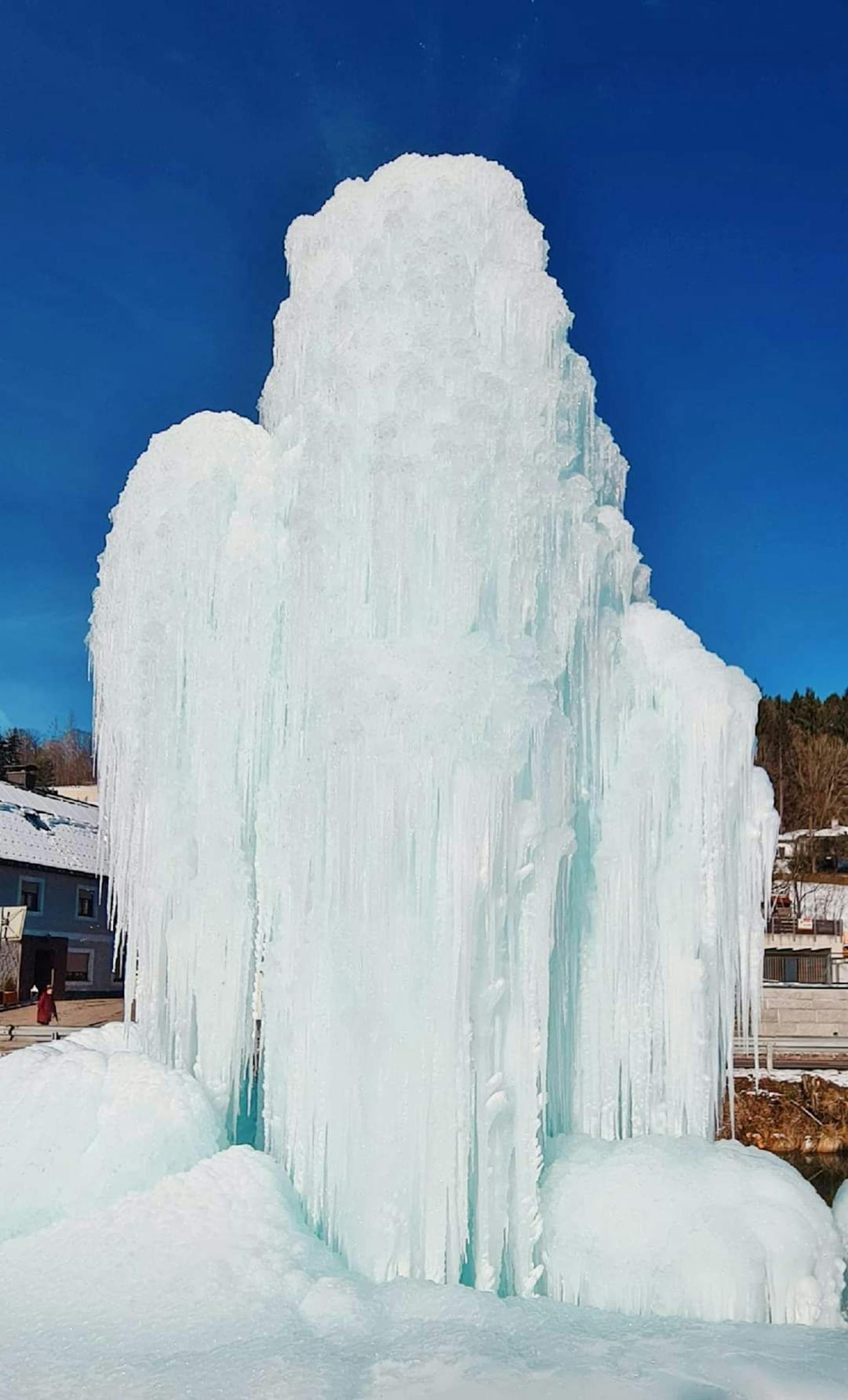 Durch die kalten Temperaturen gefror das Wasser zu einer riesigen Eissäule.