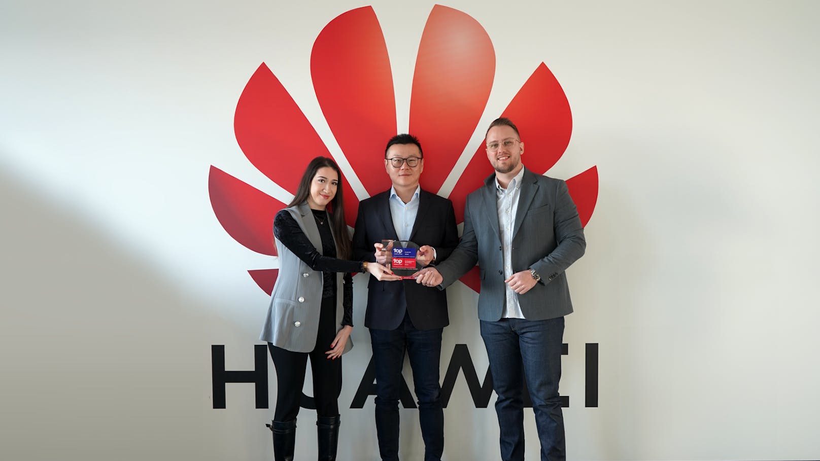 HR-Mitarbeiterin May Elbahgy, CEO Harvey Zhang und Projektmanager Sebastian Posch mit der Auszeichnung.