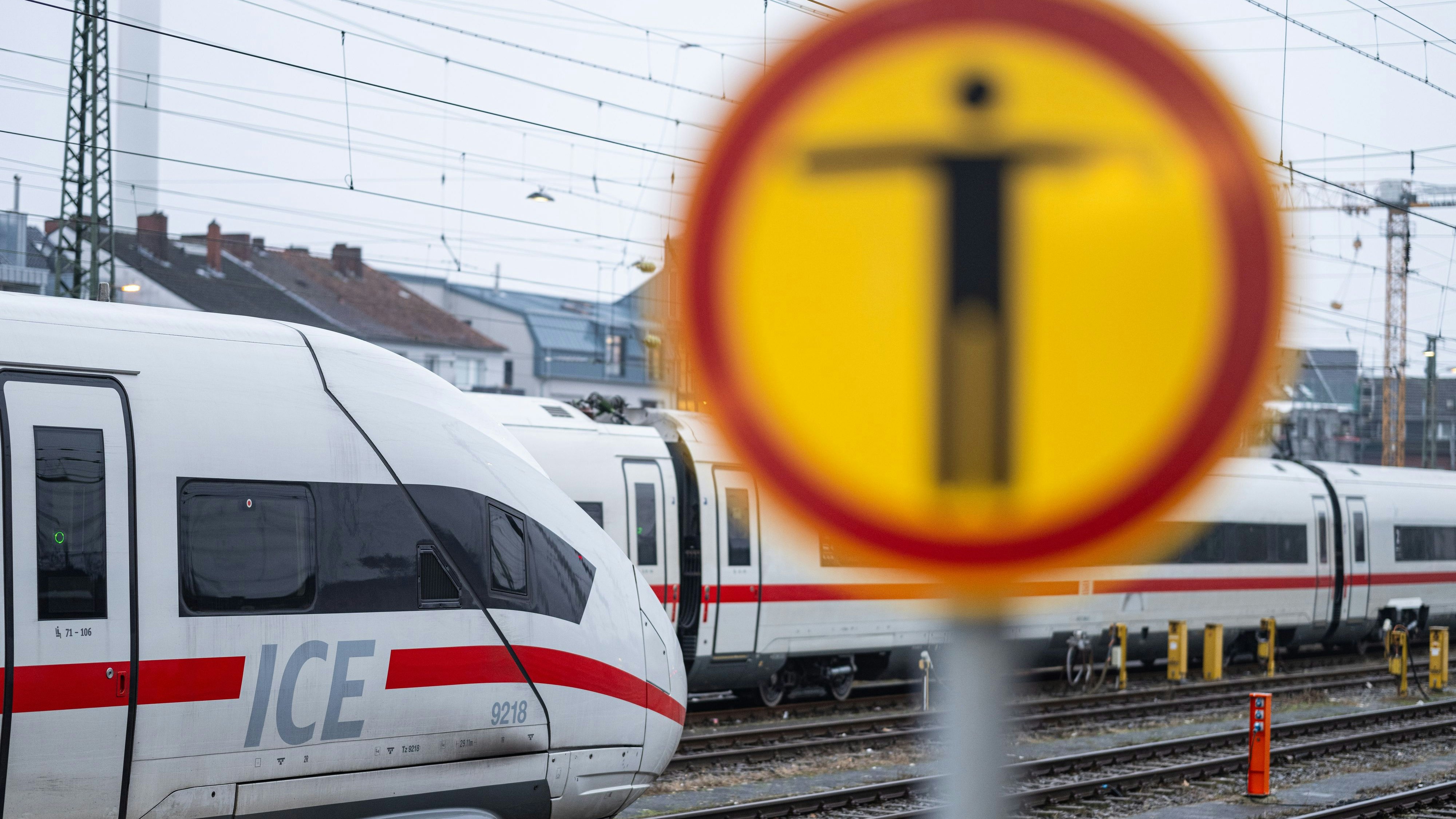Download von www.picturedesk.com am 22.01.2024 (16:05).  12 January 2024, North Rhine-Westphalia, Münster: On the last day of the multi-day strike by the train drivers' union GDL at Deutsche Bahn, two ICE trains are stationary at Münster station. The German Train Drivers' Union (GDL) has called the first strike lasting several days in the current wage dispute with Deutsche Bahn and other companies. Photo: Guido Kirchner/dpa - 20240112_PD1375 - Rechteinfo: Rights Managed (RM)