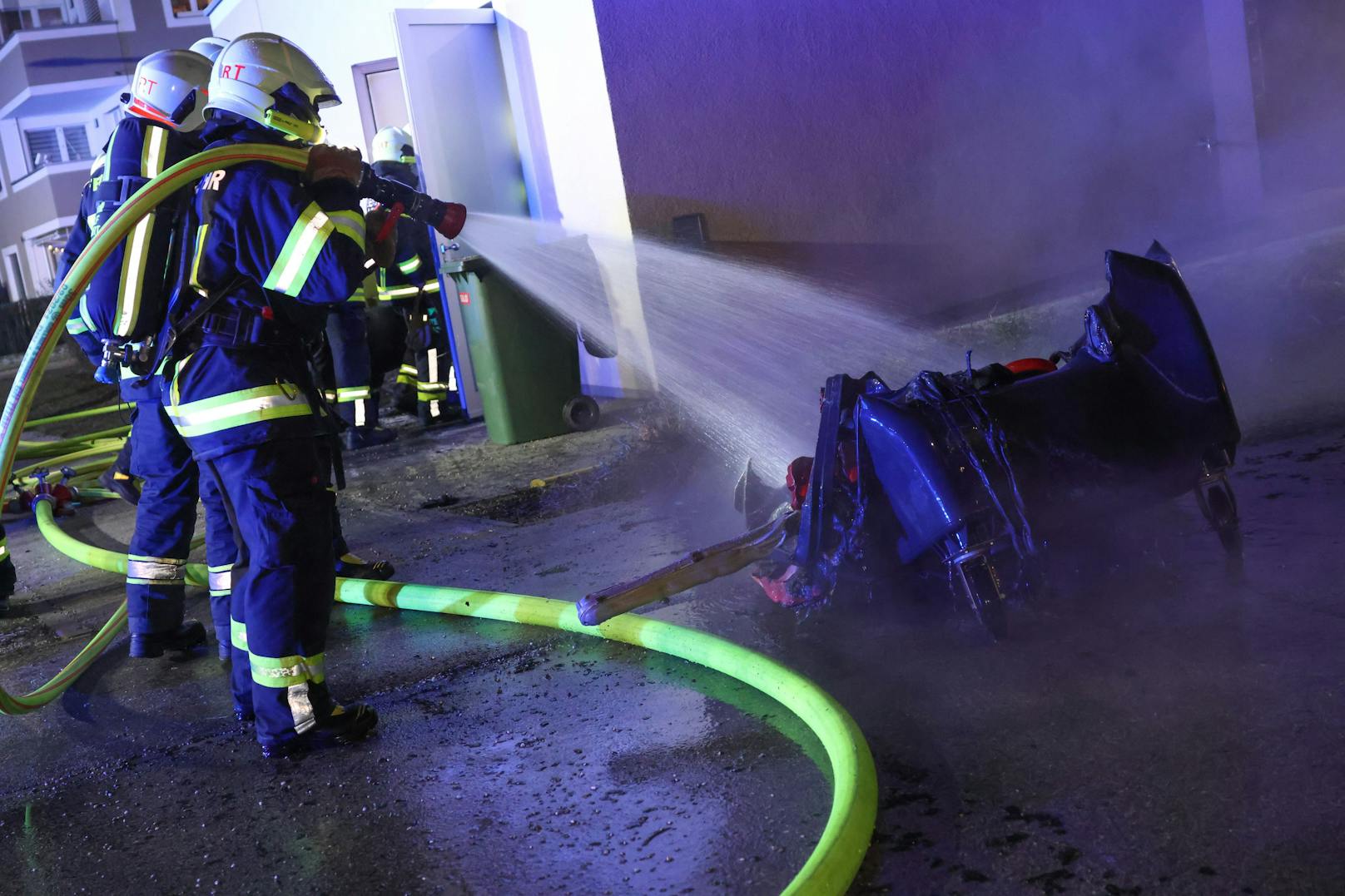 Drei Feuerwehren wurden am späten Sonntagabend zu einem Mehrparteienwohnhaus nach Leonding (Bezirk Linz-Land) alarmiert. "Brand Gebäude" war der Einsatzgrund. Gebrannt hatte es im Müllraum.