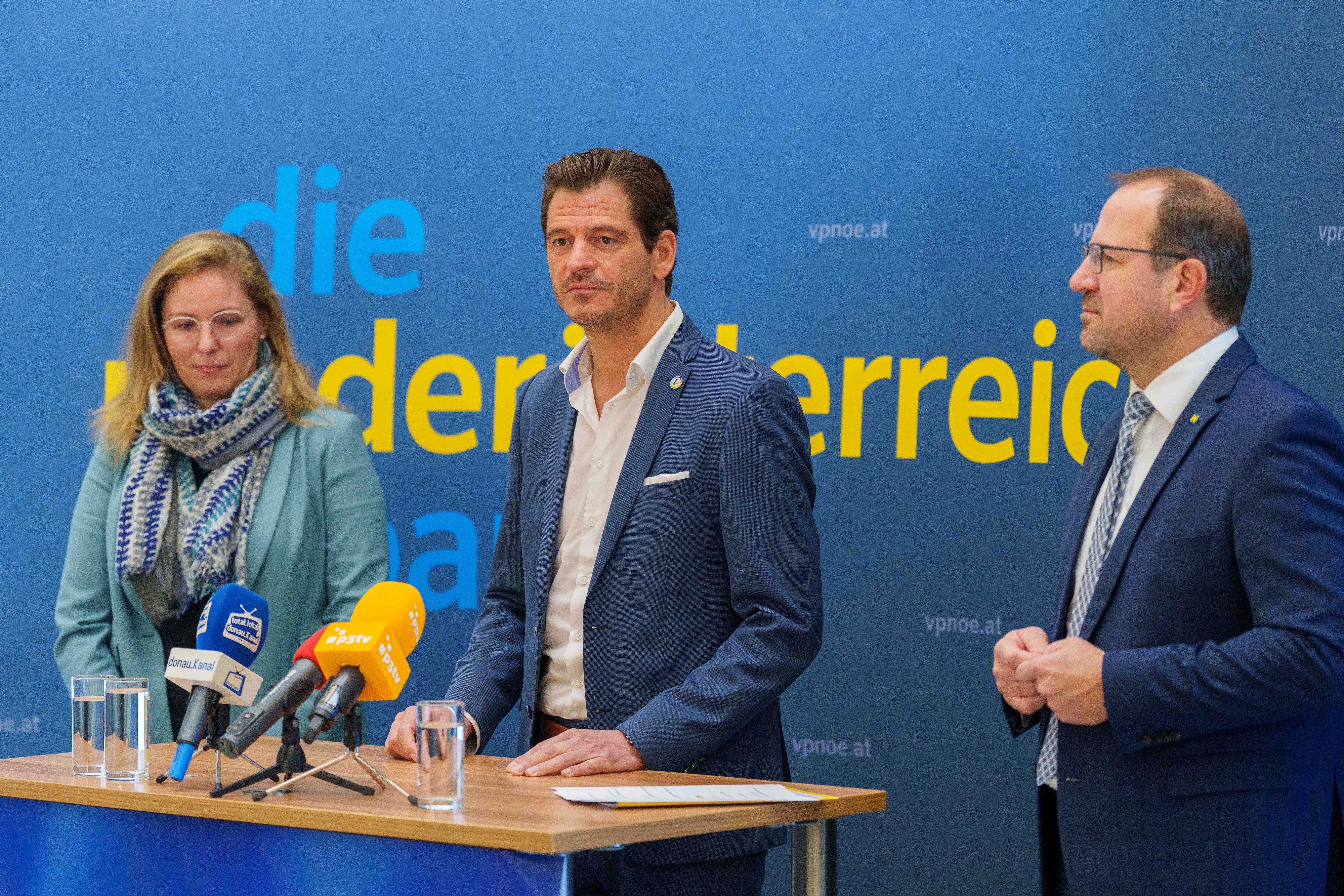 Der Vösendorfer Bürgermeister Hannes Koza (ÖVP, Mitte) im Rahmen eines Pressestatements. Archivbild. 