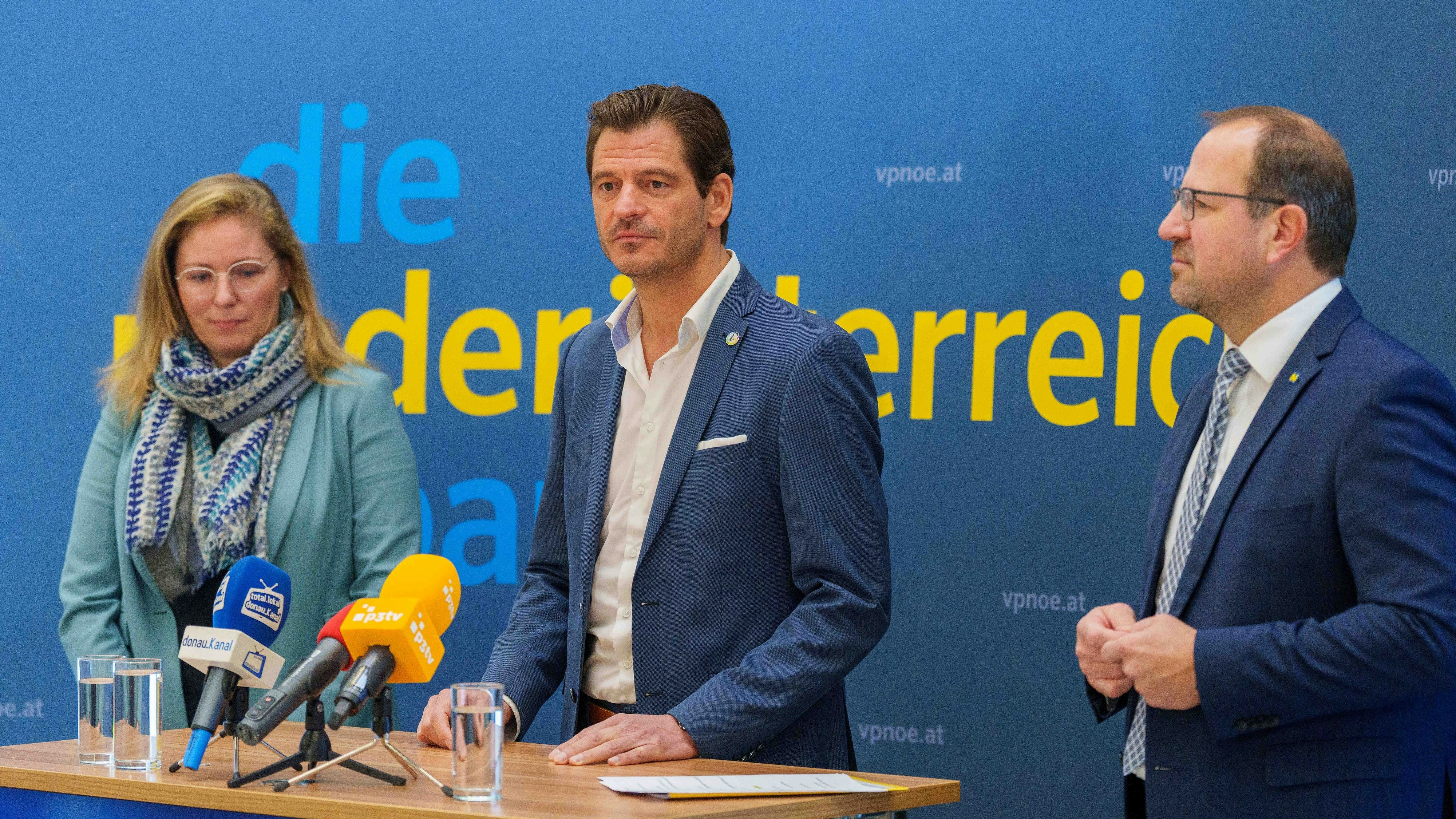 Der Vösendorfer Bürgermeister Hannes Koza (ÖVP, Mitte) im Rahmen eines Pressestatements. Archivbild. 