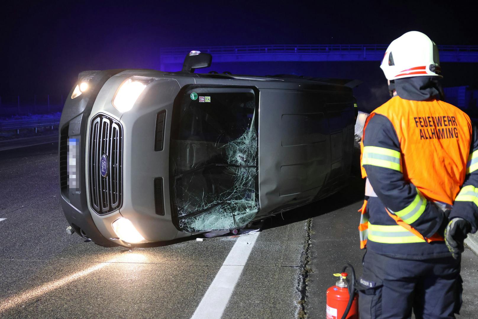 Die Einsatzkräfte zweier Feuerwehren, Rettung, Autobahnpolizei und Traffic Manager der ASFINAG wurden in der Nacht auf Montag zu einem Unfall auf die A1 Westautobahn bei Pucking (Bezirk Linz-Land) alarmiert.