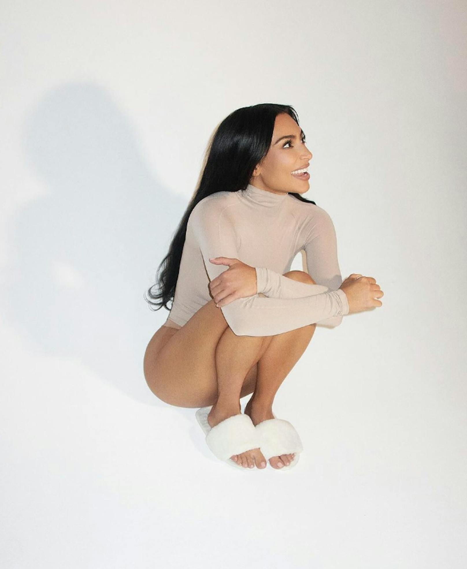 Auf einem neuen Bild hat Kim Kardashian oben einen Rollkragen-Pullover an - unten dafür gar nichts.